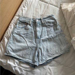 Levi’s mid loose shorts